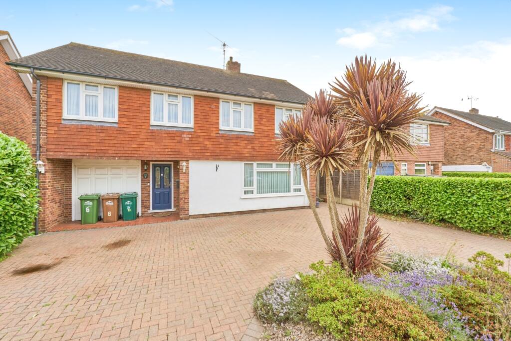 3 bedroom detached house for sale in Pine Wood, Sunbury on Thames, TW16