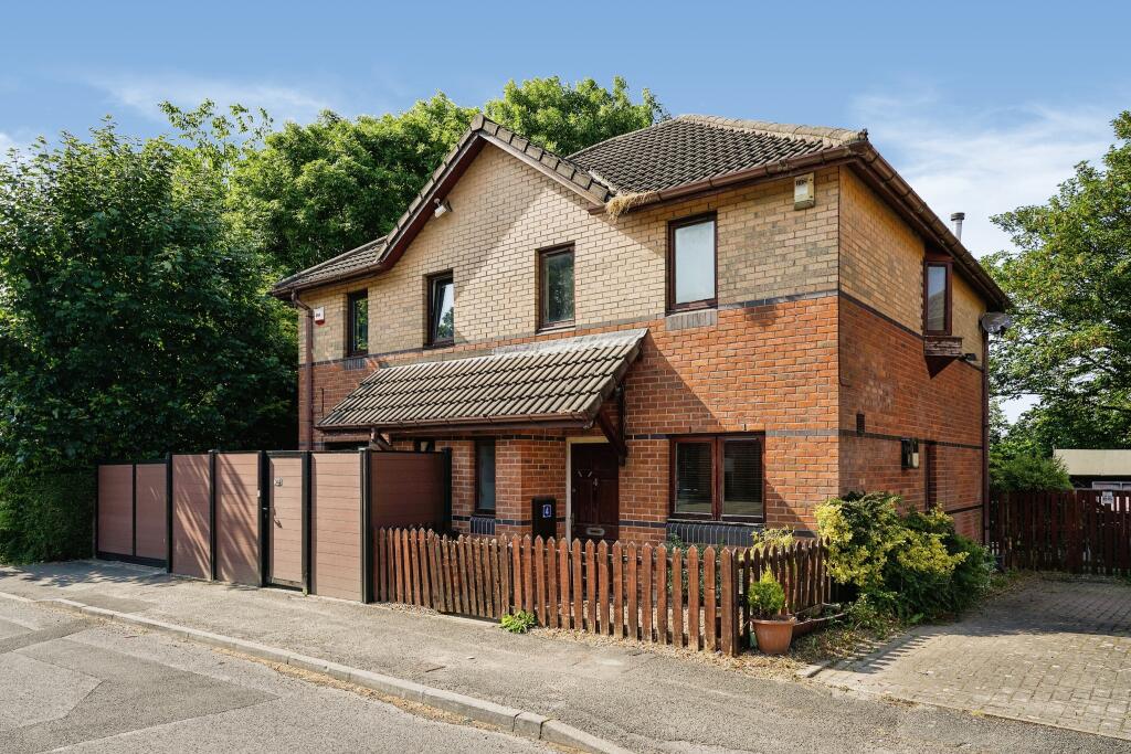 3 bedroom semidetached house for sale in Stonecliffe Drive, Leeds, LS12
