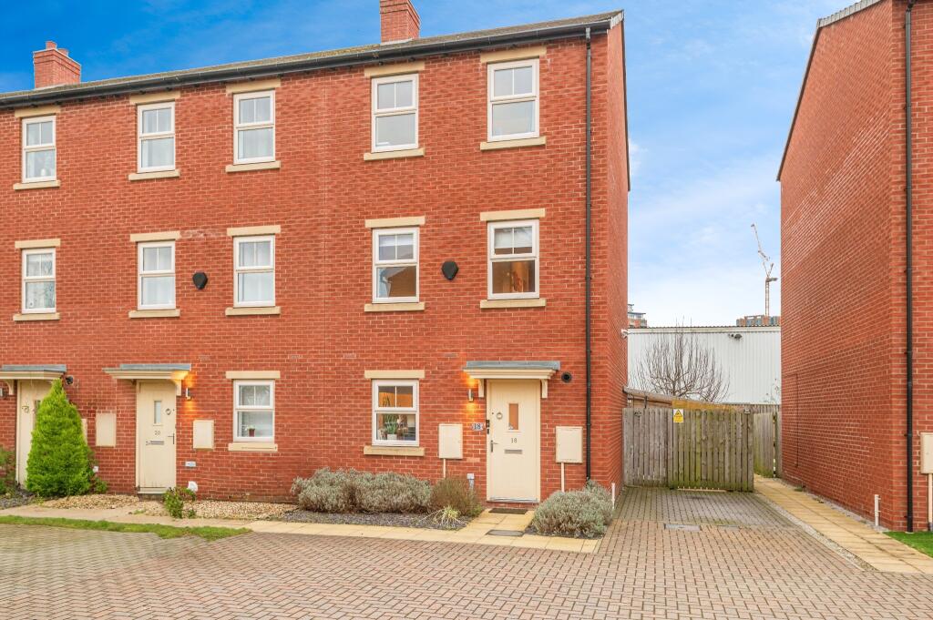4 bedroom end of terrace house for sale in Holts Crest Way, Leeds, LS12