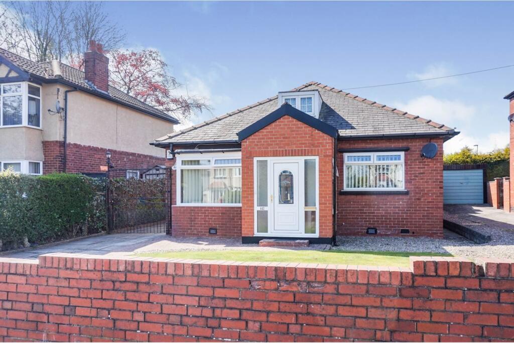 Main image of property: Oakwood Lane, Leeds, LS8