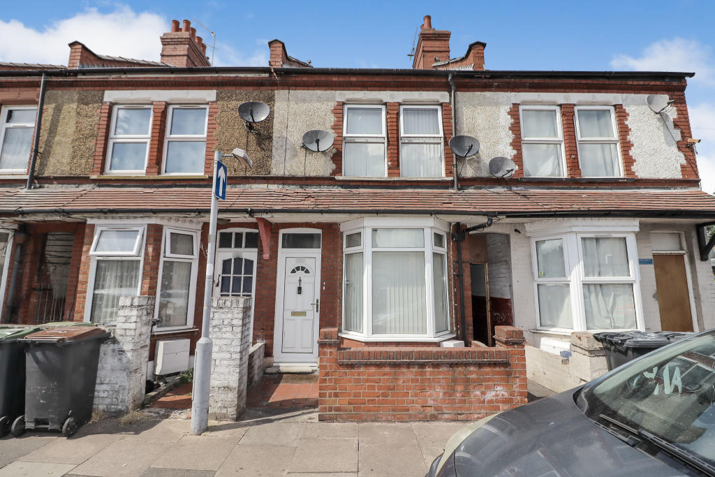 3 bedroom terraced house for sale in Saxon Road, Luton, LU3