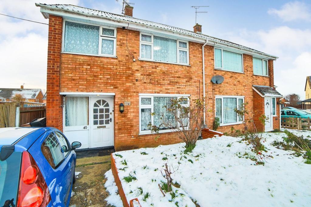 3 bedroom semidetached house for sale in Gelding Close, Luton, LU4