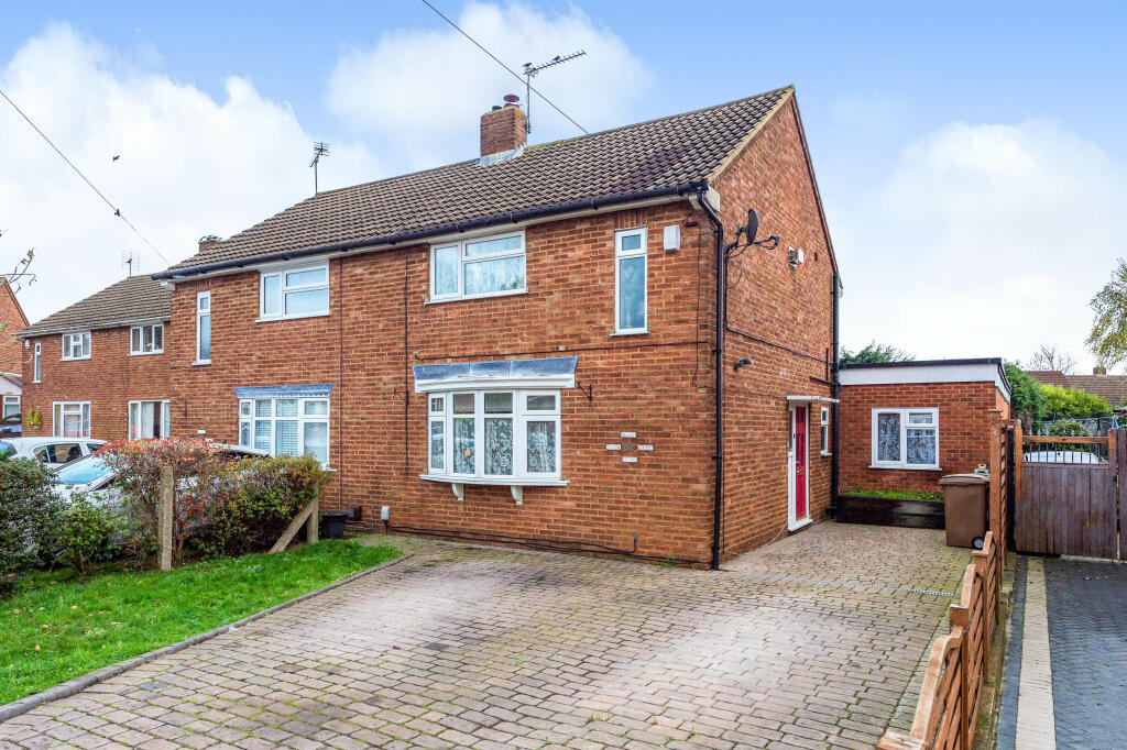 4 bedroom semidetached house for sale in Maulden Close, Luton, LU2