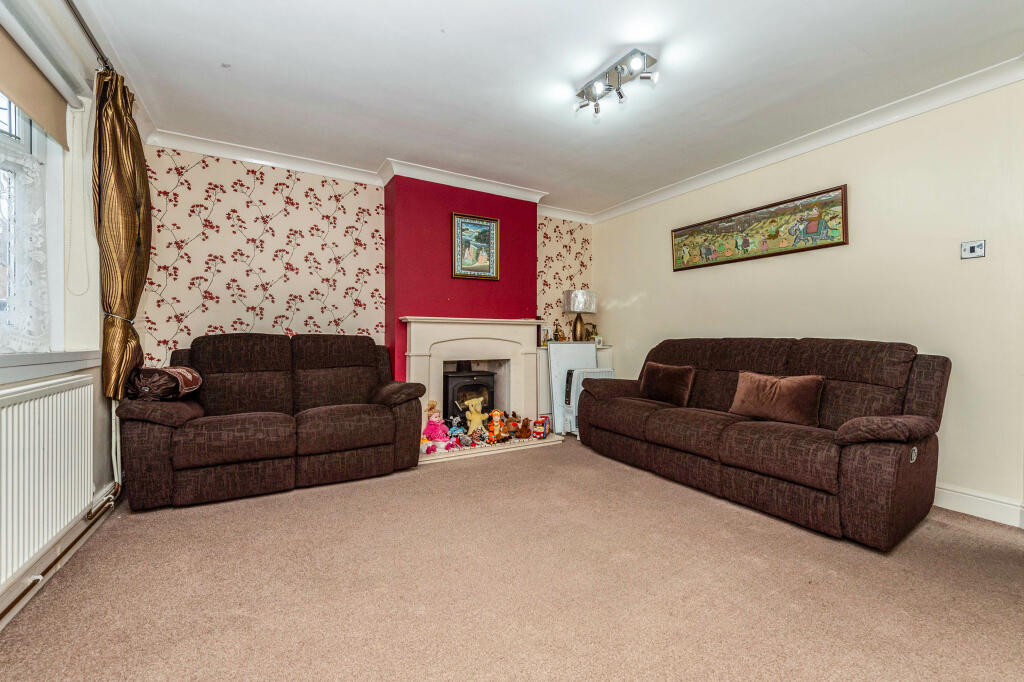 4 bedroom semidetached house for sale in Maulden Close, Luton, LU2