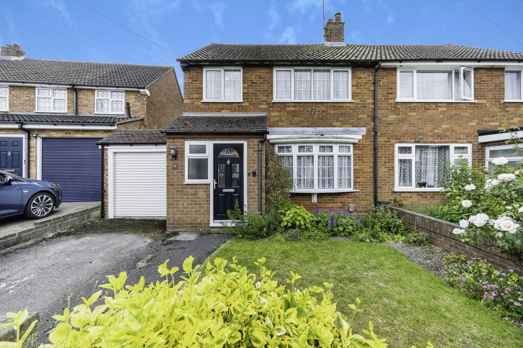 3 bedroom semidetached house for sale in Wingate Road, Dunstable, LU5