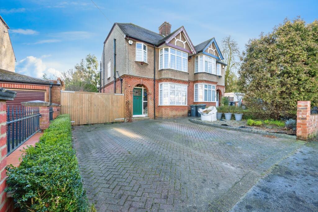 3 bedroom semidetached house for sale in Farley Hill, Luton, LU1