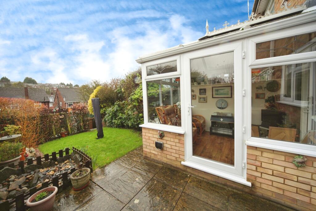 3 bedroom terraced house for sale in Devon Road, Luton, LU2