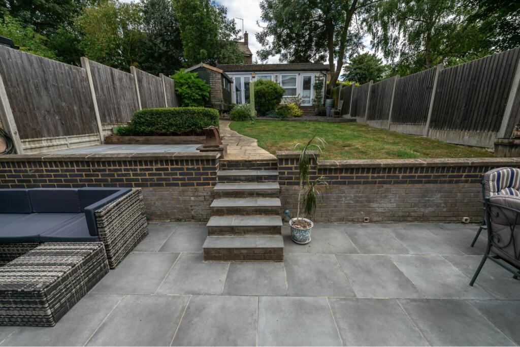 4 bedroom semidetached house for sale in Daubeney Close, Harlington