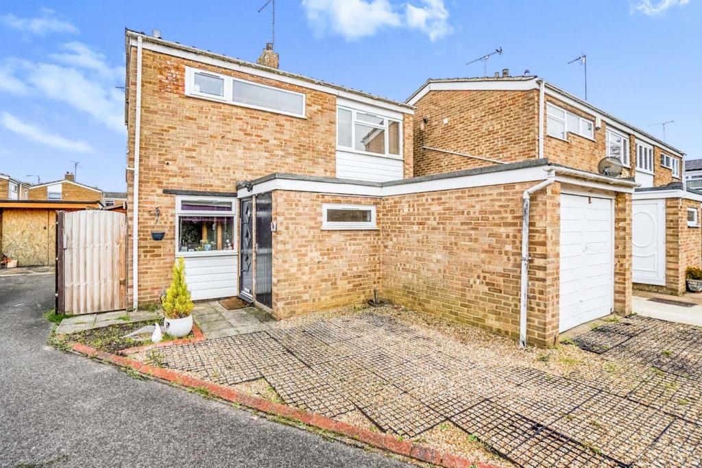 3 bedroom detached house for sale in Saxons Close, Leighton Buzzard, LU7