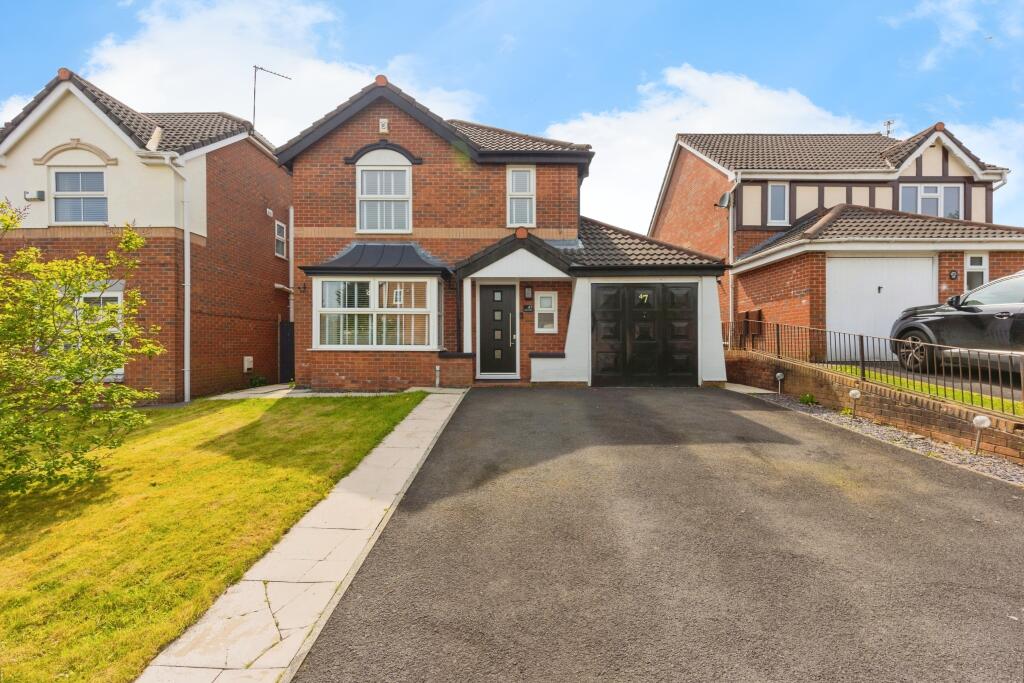 4 bedroom detached house for sale in Hazelhurst Drive, Manchester, M24