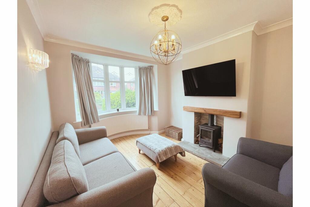 4 bedroom semidetached house for sale in Mere Avenue, Alkrington