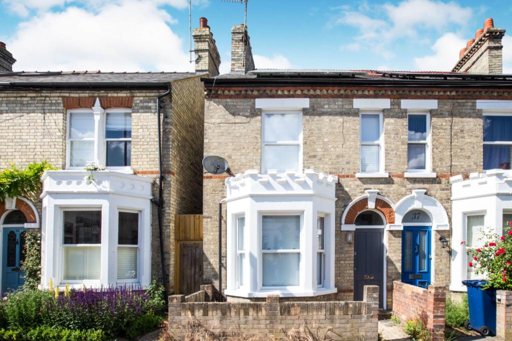 2 bedroom semi-detached house for sale in Marshall Road, Cambridge, CB1