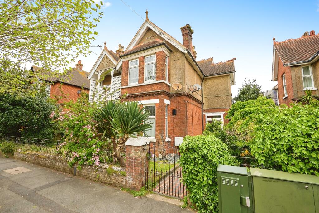 2 bedroom ground floor flat for sale in 53 Station Avenue, Sandown, PO36