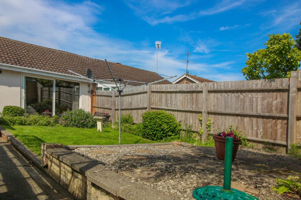 2 bedroom bungalow for sale in Leapingwell Lane, Winslow, MK18