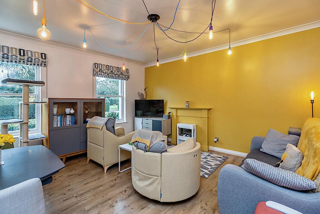 2 bedroom ground floor flat for sale in Wavendon House Drive, Milton