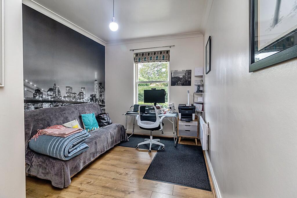 2 bedroom ground floor flat for sale in Wavendon House Drive, Milton