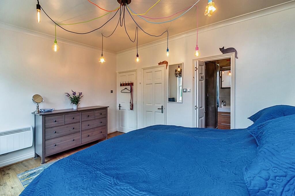 2 bedroom ground floor flat for sale in Wavendon House Drive, Milton