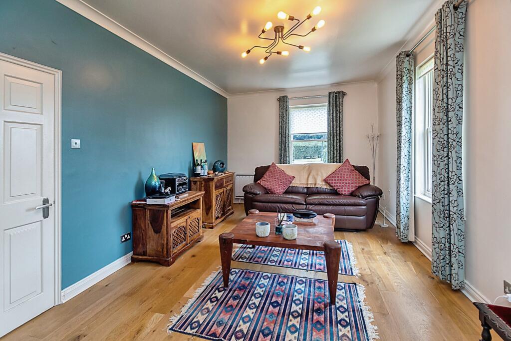 2 bedroom ground floor flat for sale in Wavendon House Drive, Milton