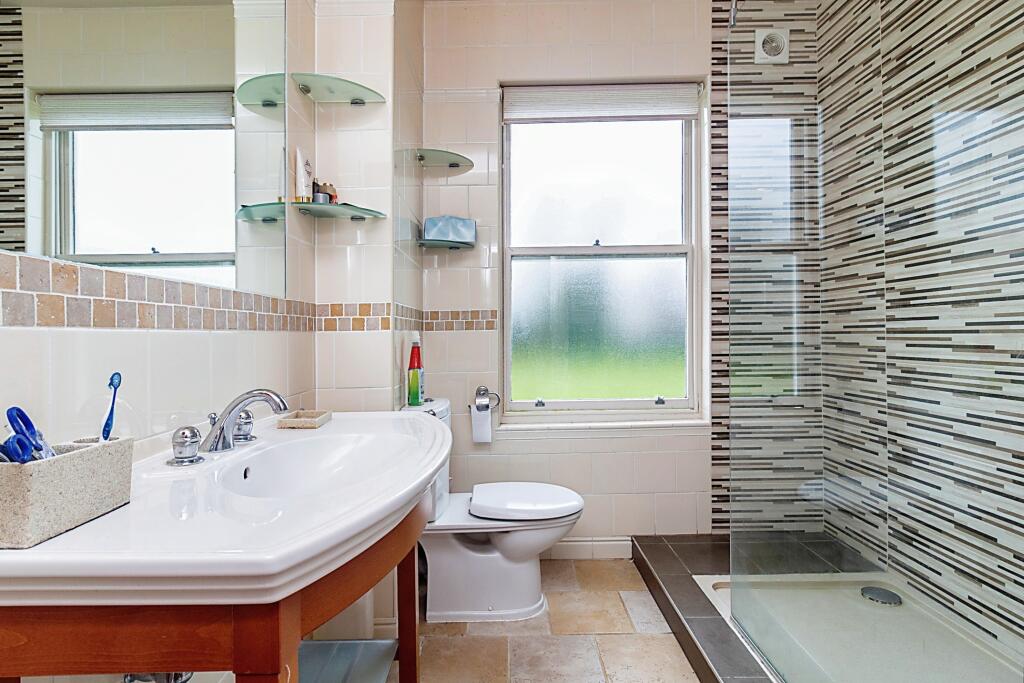 2 bedroom ground floor flat for sale in Wavendon House Drive, Milton