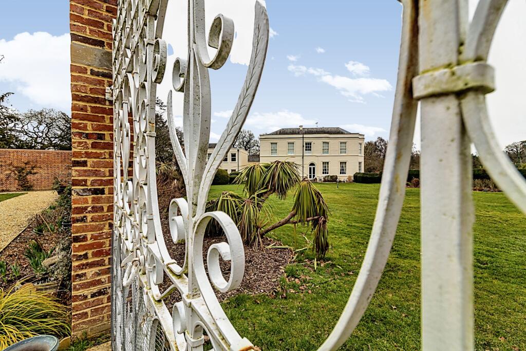 2 bedroom ground floor flat for sale in Wavendon House Drive, Milton