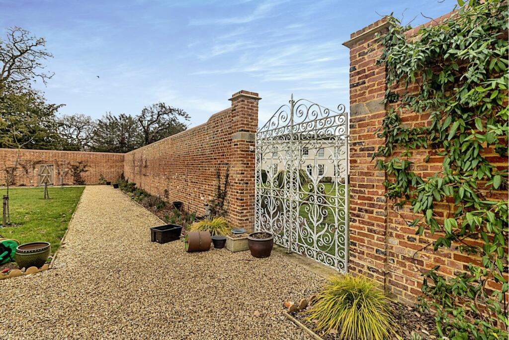 2 bedroom ground floor flat for sale in Wavendon House Drive, Milton