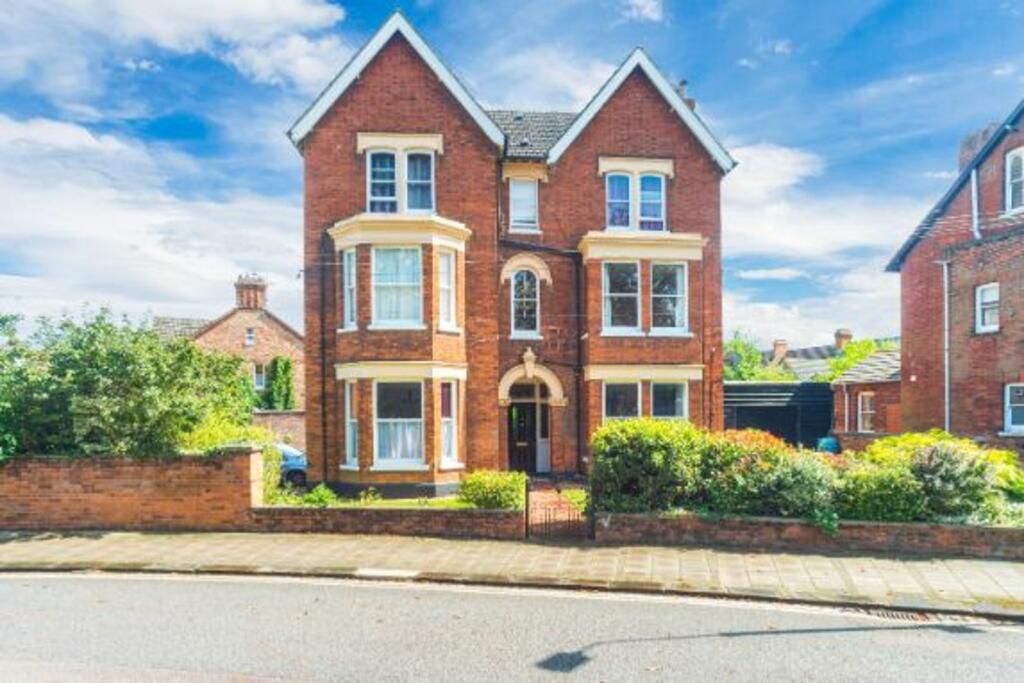2 bedroom ground floor flat for sale in Rothsay Road, Bedford, MK40