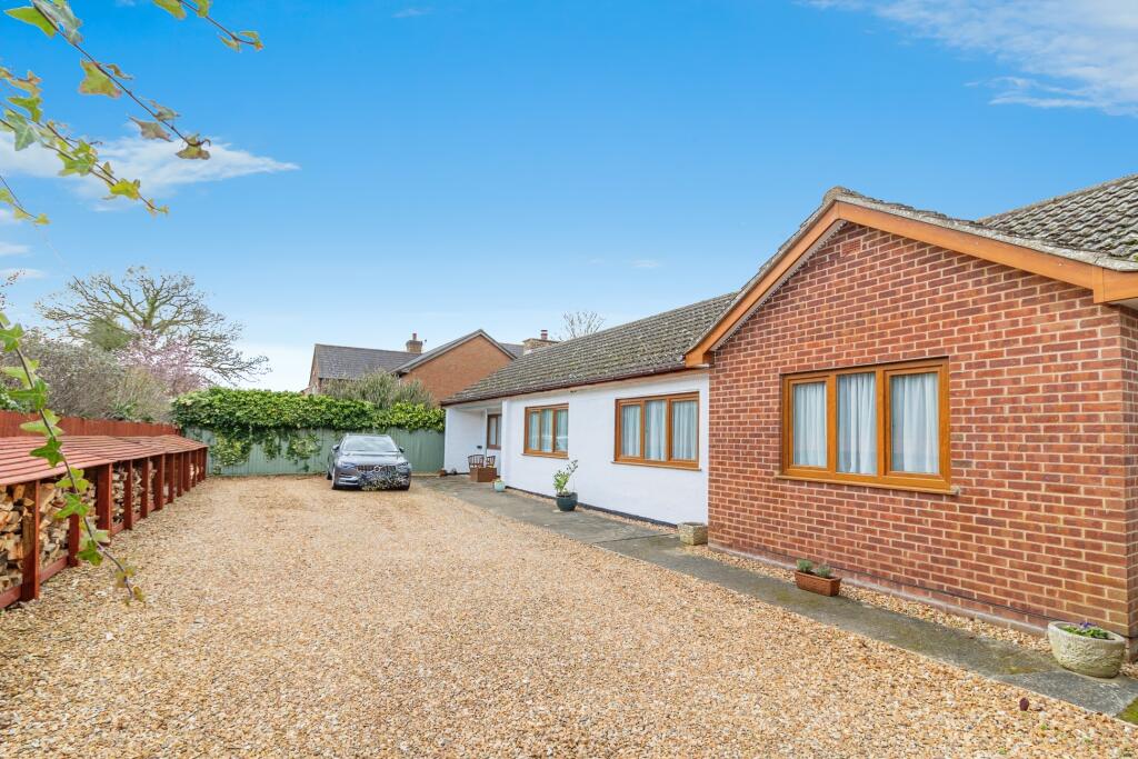 5 bedroom detached bungalow for sale in Nash Road, Great Horwood