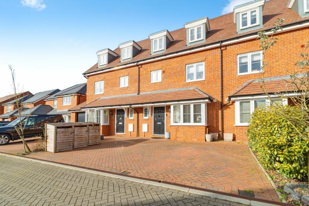 4 bedroom terraced house for sale in Lacewing Drive, Biddenham, Bedford