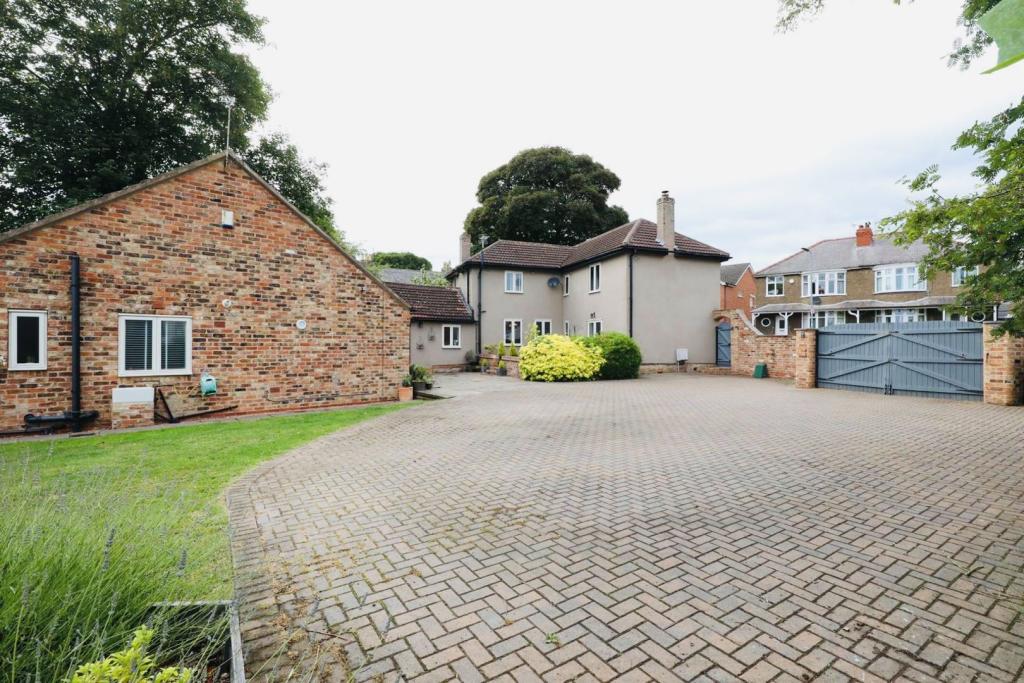 5 bedroom detached house for sale in High Street, Haxey, DN9