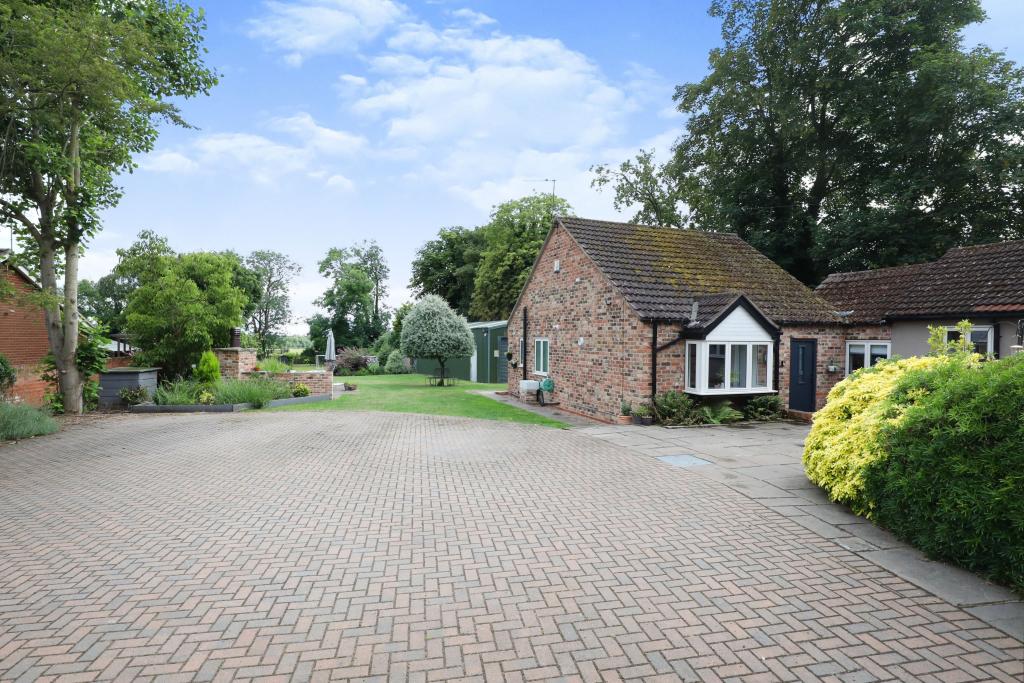 5 bedroom detached house for sale in High Street, Haxey, DN9