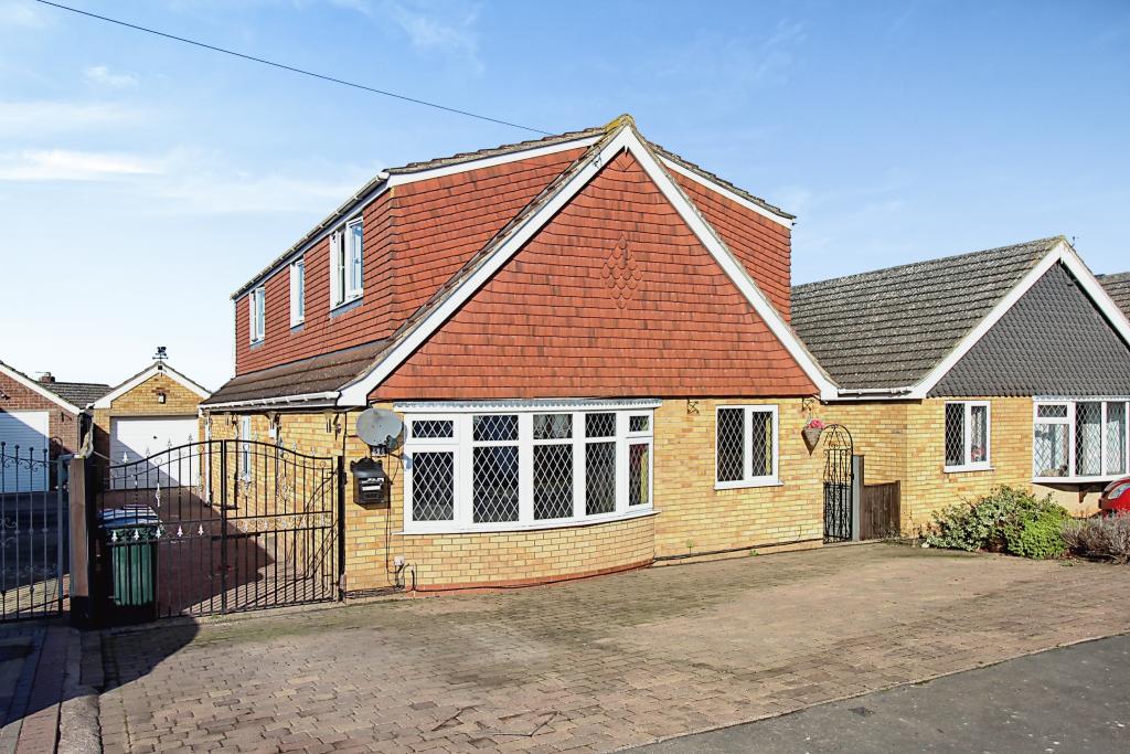 3 bedroom detached house for sale in South View, HoltonLeClay Grimsby