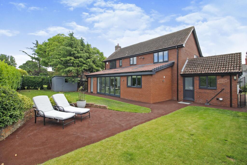4 bedroom detached house for sale in High Street, Hatfield, Doncaster, DN7