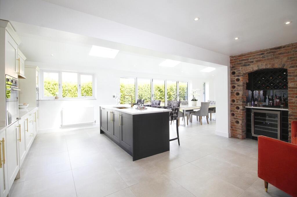 4 bedroom detached house for sale in High Street, Hatfield, Doncaster, DN7