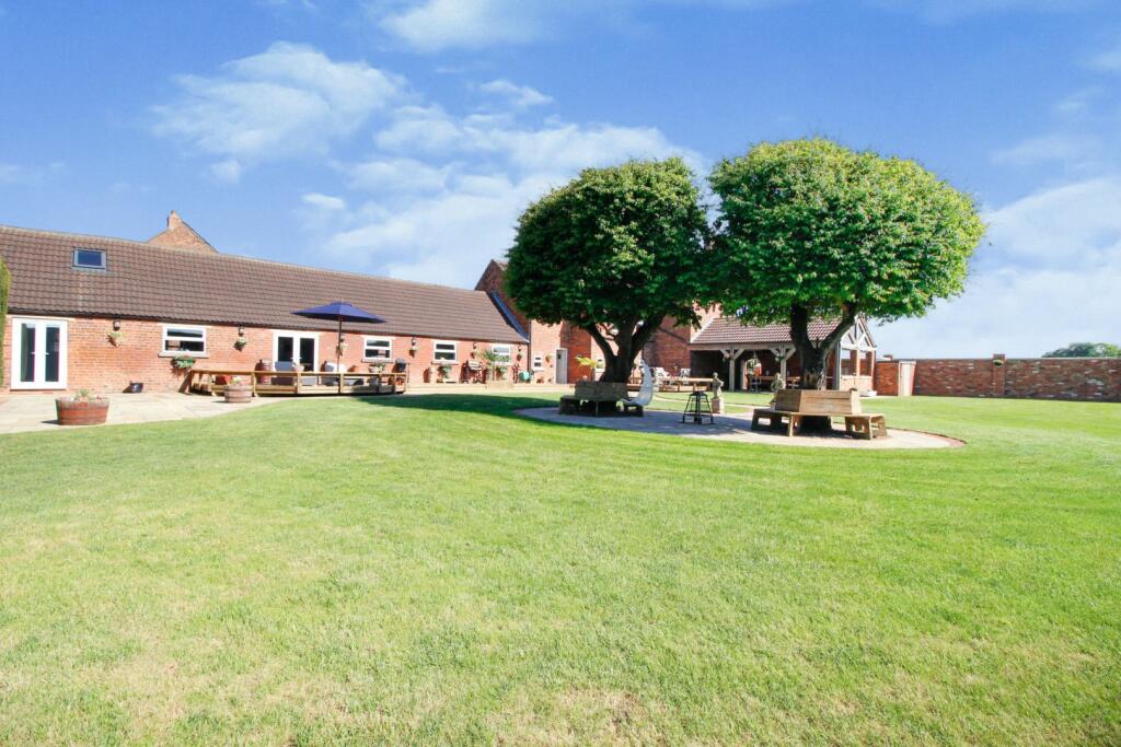 6 bedroom detached house for sale in Winterton, Scunthorpe, DN15