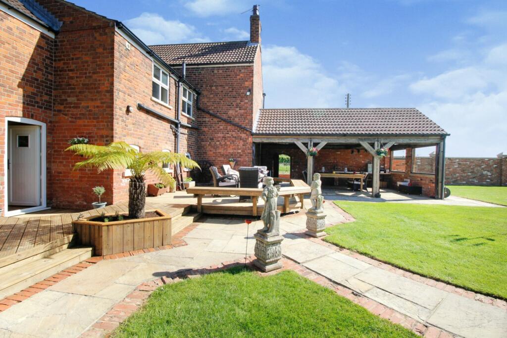 6 bedroom detached house for sale in Winterton, Scunthorpe, DN15