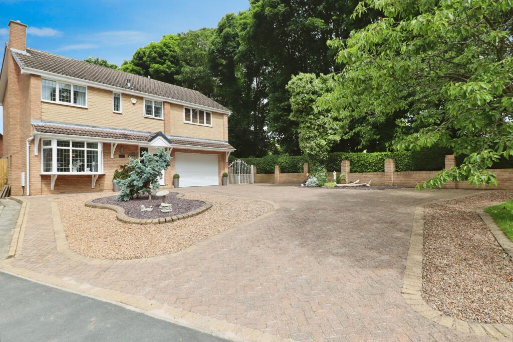 4 bedroom detached house for sale in Far Moor Close, Harlington