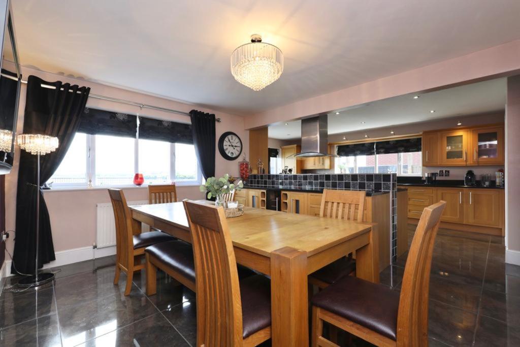 5 bedroom detached house for sale in Stockwith Road, Gainsborough, DN21