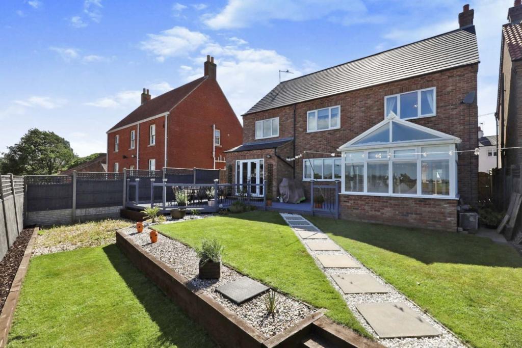 5 bedroom detached house for sale in Stockwith Road, Gainsborough, DN21