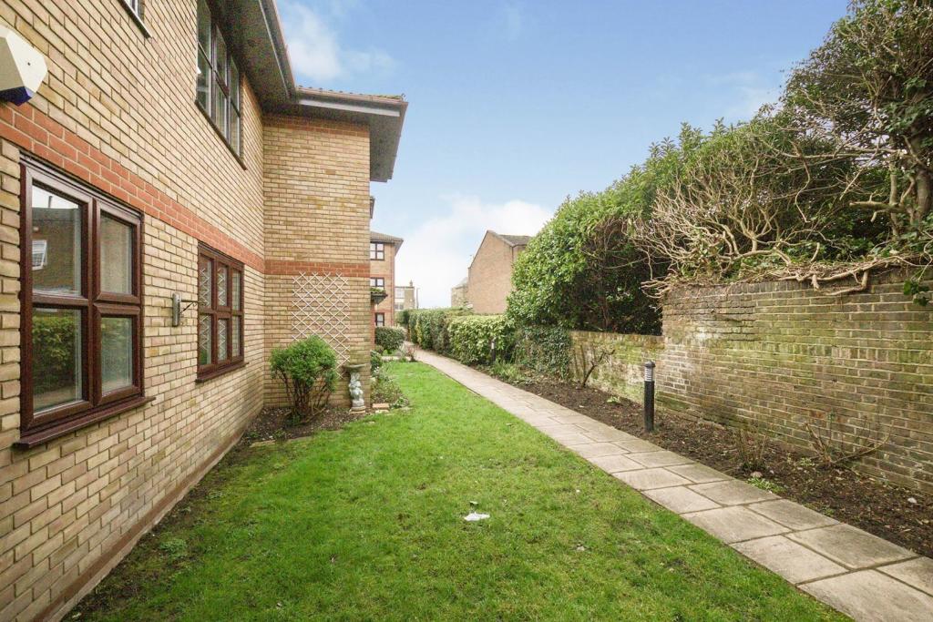 2 bedroom retirement property for sale in 22 Crook Log, Bexleyheath, DA6