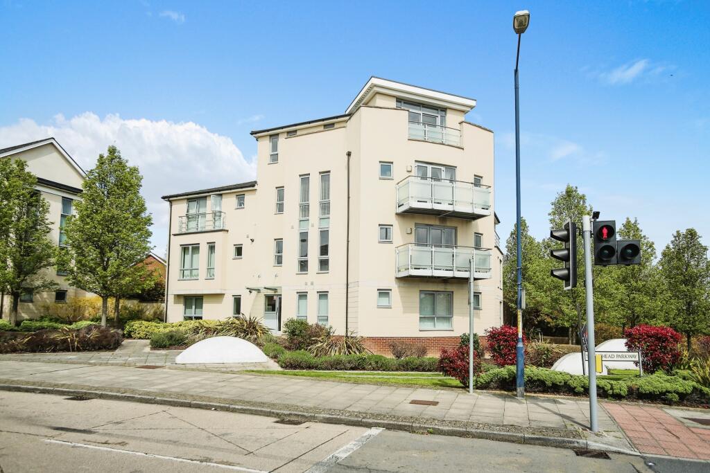 2 bedroom apartment for sale in Springhead Parkway, Gravesend, DA11