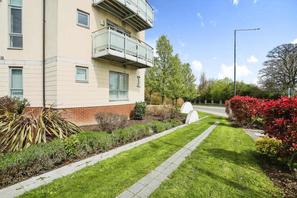 2 bedroom apartment for sale in Springhead Parkway, Gravesend, DA11