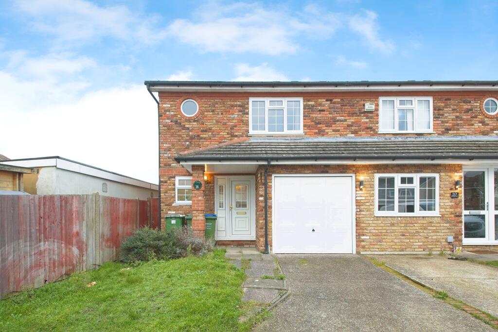 3 bedroom end of terrace house for sale in Birchington Close