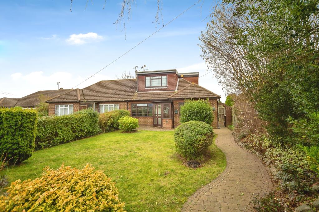 3 bedroom semidetached bungalow for sale in Upper Avenue, Istead Rise