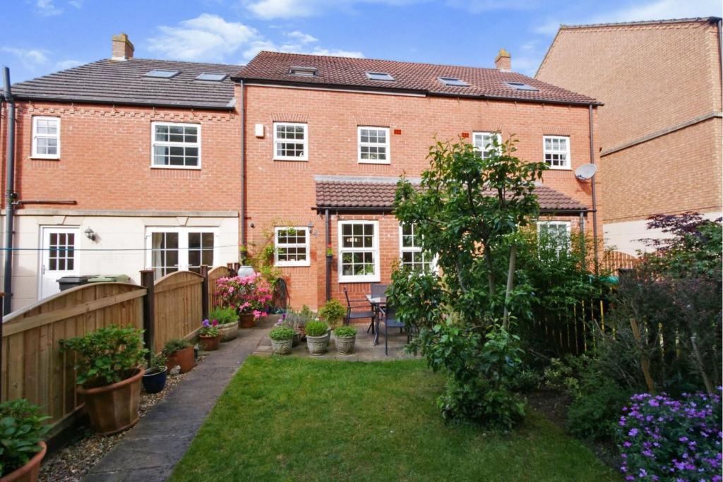 3 bedroom town house in Mitchell Way, York, YO30 £300000 BrickPal