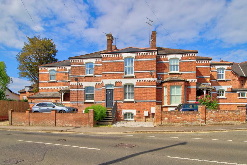 3 bedroom terraced house for sale in Wellington Road, Wokingham, RG40