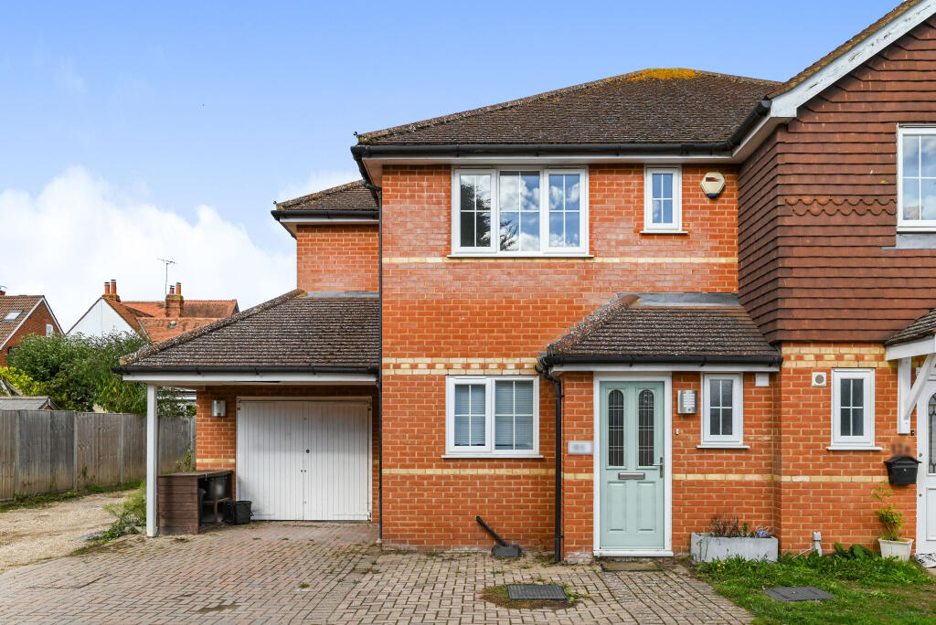 3 bedroom semidetached house for sale in Arborfield Road, Shinfield