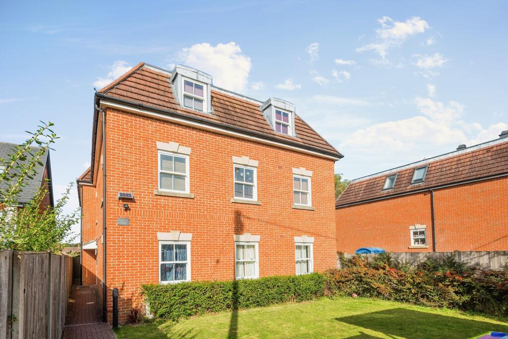2 bedroom flat for sale in 71b Bath Road, Thatcham, RG18