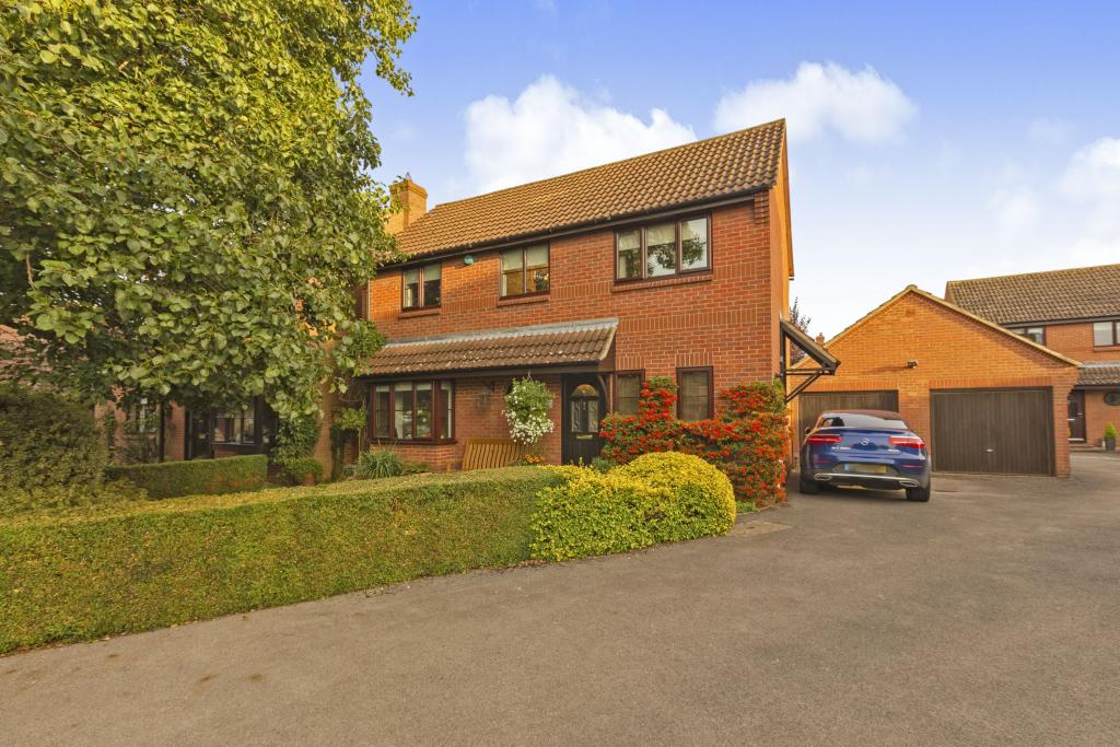 3 bedroom detached house for sale in Hunt Road, Thame, OX9