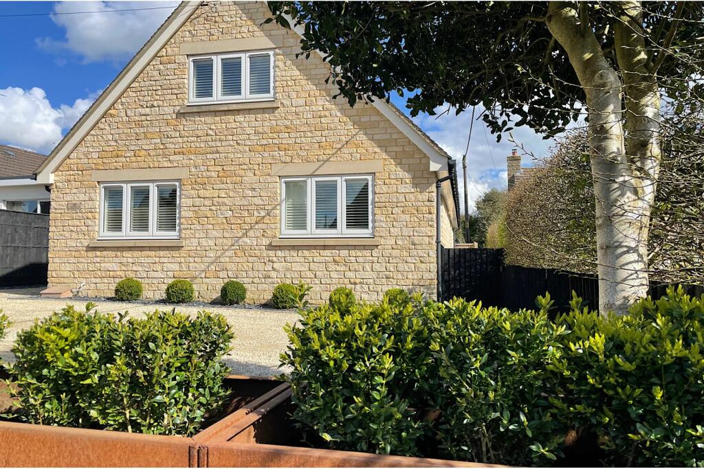 4 bedroom detached house for sale in Common Road, North Leigh, OX29