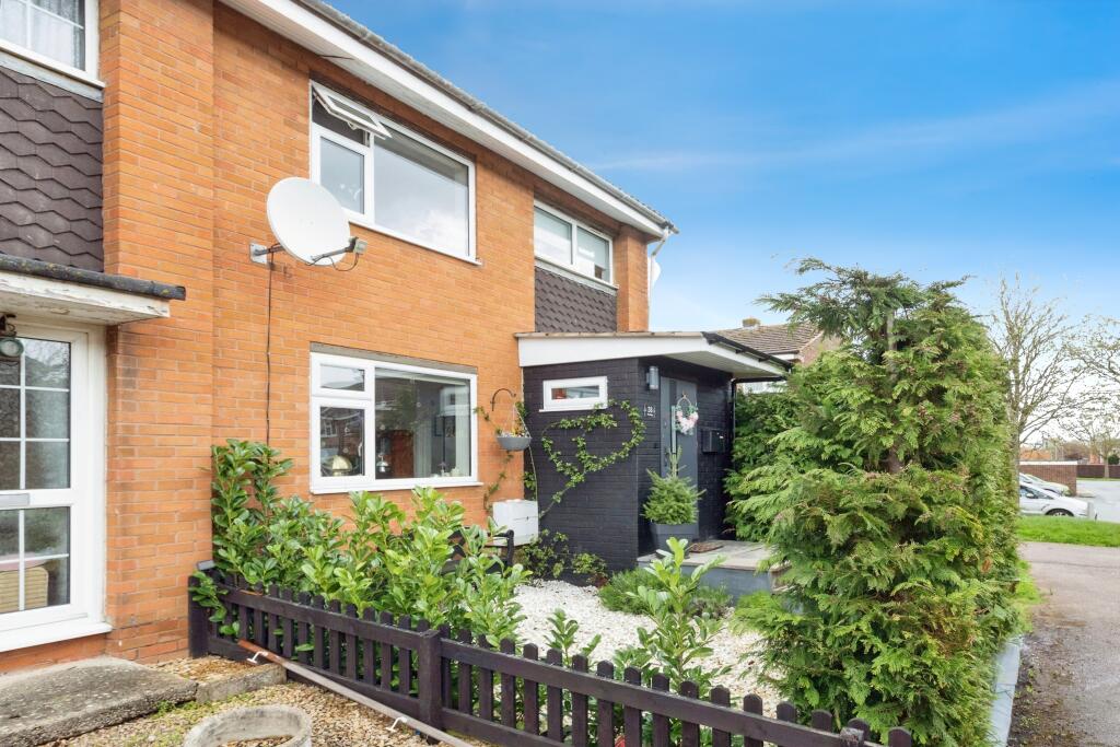 3 bedroom end of terrace house for sale in Portway, Banbury, OX16
